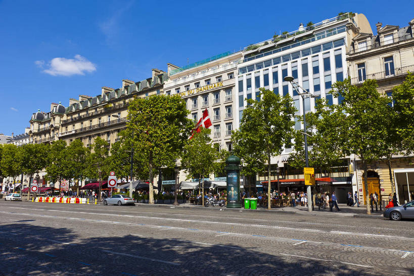 无人,商店,横图,室外,白天,仰视,购物,旅游,度假,消费,树林,植物,窗户,标志建筑,道路,地标,建筑,路,公路,汽车,旗帜,法国,巴黎,欧洲,阴影,光线,旗杆,影子,墙,云,云朵,交通,首都,云彩,娱乐,旗子,建设,商铺,玻璃窗,墙壁,墙面,车,树,树木,蓝色,绿色,白云,蓝天,天空,阳光,自然,交通工具,轿车,天,享受,休闲,旅游胜地,放松,生长,晴朗,成长,西欧,法兰西,载具,香榭丽舍大道,法兰西共和国,法兰西第五共和国,旗号,市肆,商号,法兰西岛,爱丽舍田园大街,香榭丽舍大街,法兰西岛大区,晴空,马路,彩图,低角度拍摄,店铺,巴黎省,巴黎市