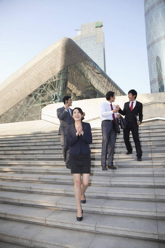 东方人,四个人,同事,商务人士,商务男性,商务女性,高楼大厦,站,走,笑,微笑,露齿笑,竖图,室外,白天,仰视,衬衫,度假,成功,合作,团队,集体,信心,美景,楼梯,城市风光,标志建筑,城市,大厦,地标,建筑,摩天大楼,广州,中国,亚洲,阴影,套装,光线,影子,阶梯,景观,扭头,注视,黄种人,娱乐,建设,队伍,台阶,蓝色,蓝天,天空,阳光,天,观察,看,站着,转头,享受,休闲,景色,放松,晴朗,观看,察看,领导,成就,关注,商务装,合伙,领袖,工薪阶层,东亚,广东,广东省,万里无云,中华人民共和国,华南地区,省会,广州市,粤,天河,男人,男性,年轻男性,年轻女性,女人,女性,亚洲人,白领,上班族,晴空,晴空万里,步行,散步,站立,走路,彩图,低角度拍摄,全身,衬衣,大楼,高层建筑,高楼,摩天楼,天河区,广州西塔,广州国际金融中心,珠江新城,珠江新城中央商务区