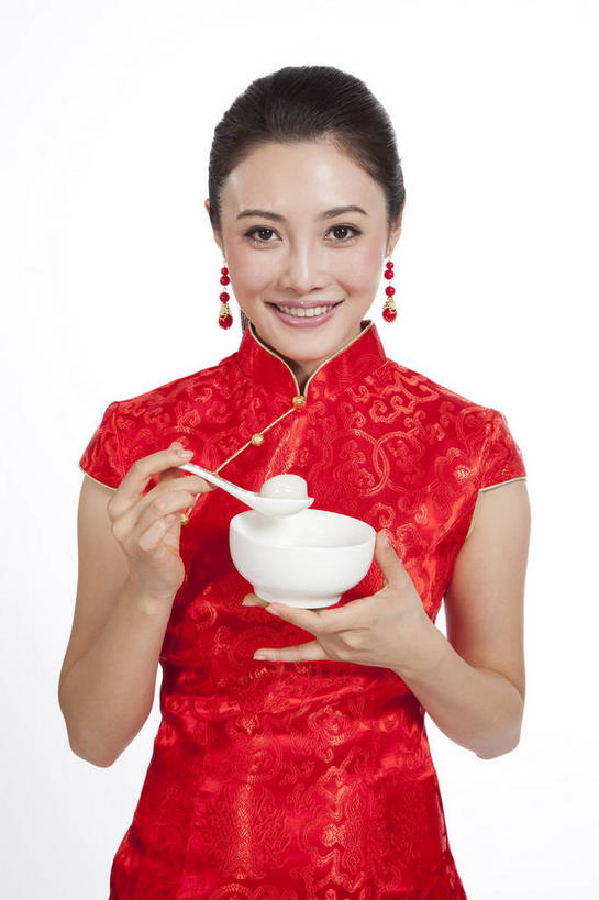 点心,汤团,东方人,一个人,站,笑,微笑,露齿笑,竖图,室内,白天,白色背景,正面,民族服装,亚洲,仅一个年轻女性,仅一个女性,仅一个人,握,旗袍,勺子,陶瓷,料理,食品,陶瓷制品,拿,拿着,注视,黄种人,文化,美食,装饰品,食物,糕点,两个,红色,耳环,容器,饰品,首饰,调羹,汤匙,碗,观察,看,站着,中式,握着,摄影,影棚,观看,储藏,察看,储存,关注,中国文化,摄影棚,汤圆,元宵,耳饰,年轻女性,女人,女性,亚洲人,站立,半身,彩图,影棚拍摄,传统服装,民俗服,拍摄,贮存,传统文化,羹匙