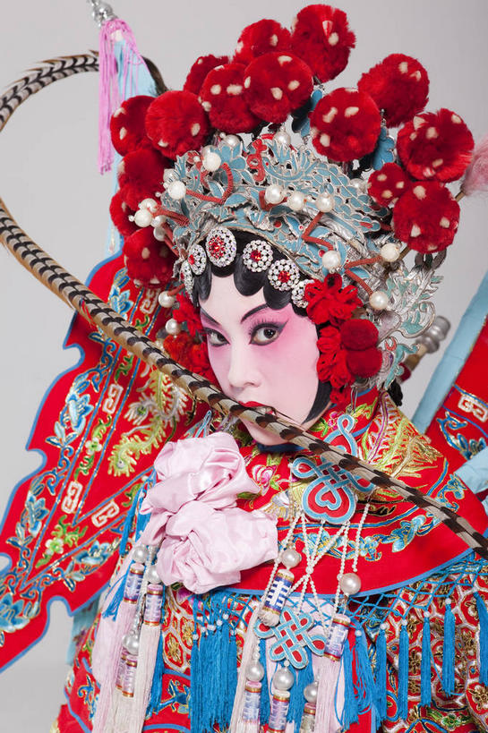 东方人,一个人,演员,站,竖图,室内,白天,正面,民族服装,化妆,帽子,羽毛,亚洲,仅一个年轻女性,仅一个女性,仅一个人,灰色背景,服装,轻盈,柔软,头饰,注视,黄种人,文化,衣服,红色,彩妆,发夹,发饰,夹子,观察,看,站着,摄影,服饰,影棚,观看,察看,叼,衣着,穿着,关注,叼着,中国文化,摄影棚,表演服,演出服,京剧,戏曲,轻柔,衣饰,道具服,年轻女性,女人,女性,亚洲人,站立,半身,彩图,影棚拍摄,传统服装,民俗服,拍摄,京剧服饰,中国戏曲,旦角,传统文化,舞台妆,旦,刀马旦,京剧演员,武旦,角色