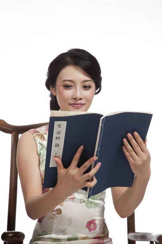 东方人,一个人,坐,笑,微笑,竖图,室内,白天,白色背景,正面,民族服装,书籍,椅子,亚洲,仅一个年轻女性,仅一个女性,仅一个人,一本,一张,握,旗袍,木椅,拿,拿着,注视,黄种人,文化,书本,观察,看,握着,摄影,影棚,观看,察看,古书,关注,中国文化,摄影棚,年轻女性,女人,女性,亚洲人,书,图书,坐着,半身,彩图,影棚拍摄,传统服装,民俗服,拍摄,文献,传统文化,古籍,线装,线装书