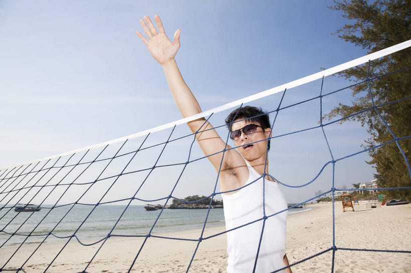 东方人,一个人,举,横图,室外,白天,正面,锻炼,旅游,度假,运动,排球,海浪,海洋,沙滩,植物,亚洲,仅一个男性,仅一个人,一副,阴影,服装,光线,背心,墨镜,排球网,沙子,眼镜,影子,海岸,浪花,球网,排球装备,沙地,沙滩排球,注视,黄种人,娱乐,运动器械,树,树木,仅一个年轻男性,衣服,蓝色,绿色,白色,蓝天,天空,阳光,自然,海水,太阳镜,太阳眼镜,天,观察,看,托,享受,休闲,健身器械,遮阳镜,放松,服饰,生长,晴朗,成长,观看,察看,衣着,穿着,关注,室外运动,健身器材,户外运动,海景,沙排,万里无云,衣饰,排球球网,排球运动,男人,男性,年轻男性,亚洲人,大海,风浪,海,海水的波动,海滩,近岸浪,涌浪,晴空,晴空万里,举起,举手,举着,向上举,向上伸,向上托,半身,彩图,健身,运动器材