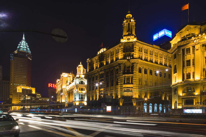 无人,高楼大厦,横图,室外,夜晚,长时间曝光,仰视,度假,美景,城市风光,标志建筑,城市,大厦,道路,地标,建筑,路,路灯,摩天大楼,夜景,公路,旗帜,国旗,照明,上海,中国,亚洲,阴影,飘扬,光线,影子,景观,灯光,交通,娱乐,建设,五星红旗,灯,天空,外滩,天,享受,休闲,景色,放松,飘逸,照亮,申,照明设备,飞扬,曝光,黄浦区,中国国旗,东亚,浦东发展银行大楼,上海海关大楼,海关大楼,中山东一路,上海市,光明大厦,中华人民共和国,沪,华东地区,旗,马路,彩图,低角度拍摄,大楼,高层建筑,高楼,摩天楼,红地五星旗,中华人民共和国国旗,上海外滩,金陵东路