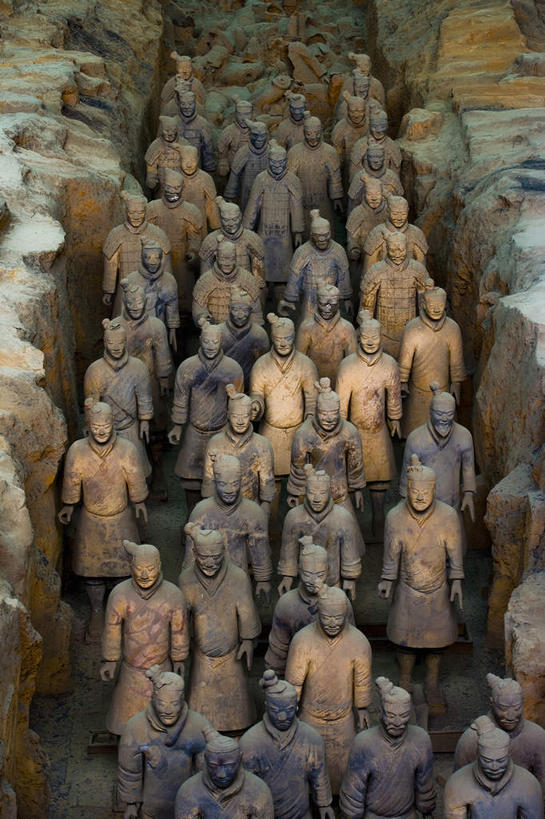 东方人,无人,站,竖图,俯视,室内,白天,旅游,度假,安全,成功,合作,团队,集体,信心,名胜古迹,标志建筑,地标,建筑,雕塑,兵马俑,西安,中国,亚洲,一排,许多,士兵,遗迹,艺术,整齐,装饰,并列,并排,雕刻,雕像,盔甲,建筑群,防护,很多,许多人,古典,黄种人,古迹,文化,文物,娱乐,建设,队伍,古建筑,排列,工艺品,站着,一群人,享受,休闲,墓地,旅游胜地,放松,古董,纪念,保护,战马,军人,美术,领导,坟墓,陵墓,古物,成就,队列,主题,保险,防御,平行,合伙,领袖,陈列,坟场,古玩,古文明,东亚,陕西,陕西省,军队,西安市,战车,中华人民共和国,省会,铠甲,功能,美学,防具,防卫,西北地区,陕,秦始皇陵兵马俑,八大奇迹,军事博物馆,平安,男人,男性,年轻男性,亚洲人,站立,半身,彩图,高角度拍摄,武装组织,甲胄,陶俑