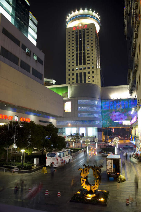 无人,高楼大厦,商店,竖图,彩色,室外,夜晚,仰视,购物,度假,消费,美景,植物,城市风光,标志建筑,超市,城市,大厦,地标,建筑,摩天大楼,霓虹灯,商场,夜景,中国,亚洲,阴影,光线,影子,景观,灯光,七彩,娱乐,光源,建设,江苏,霓虹,灯,树,树木,绿色,自然,享受,休闲,景色,放松,金融,百货,生长,成长,照明设备,选购,贸易,百货公司,东亚,江苏省,中华人民共和国,华东地区,苏,氖灯,血拼,镇江,镇江市,彩图,低角度拍摄,大楼,高层建筑,高楼,购物商场,购物中心,摩天楼,商业中心