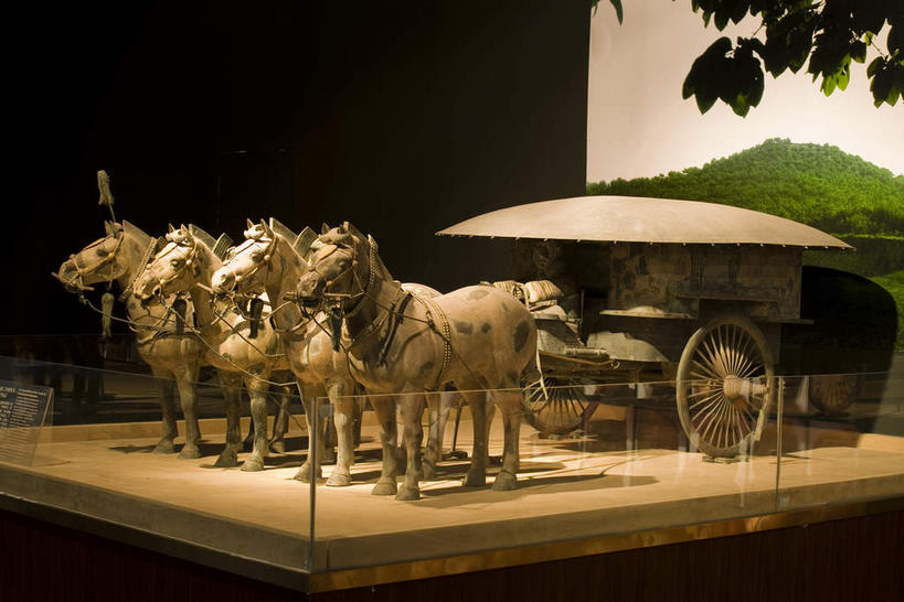 无人,站,横图,室内,白天,正面,旅游,度假,名胜古迹,标志建筑,地标,建筑,汽车,马,野生动物,雕塑,兵马俑,西安,中国,亚洲,一排,士兵,遗迹,艺术,整齐,装饰,雕刻,雕像,建筑群,古典,古迹,文化,文物,娱乐,建设,古建筑,车,排列,四匹,动物,工艺品,交通工具,站着,享受,休闲,墓地,旅游胜地,放松,运输,牲畜,古董,纪念,战马,美术,坟墓,陵墓,古物,队列,载具,主题,陈列,坟场,古玩,古文明,东亚,陕西,陕西省,西安市,军用车,战车,中华人民共和国,省会,功能,美学,西北地区,陕,秦始皇陵兵马俑,八大奇迹,军事博物馆,站立,彩图,全身,陶俑