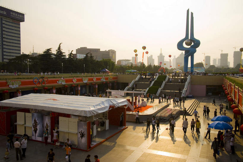 东方人,高楼大厦,广场,走,横图,俯视,室外,白天,度假,美景,日落,植物,城市风光,标志建筑,城市,大厦,地标,建筑,摩天大楼,雕塑,中国,亚洲,行人,游客,游人,阴影,服装,艺术,装饰,光线,雕刻,雕像,影子,景观,晚霞,霞光,落日,建筑群,许多人,休闲装,黄种人,娱乐,建设,山东,路人,旅客,树,树木,衣服,绿色,阳光,自然,黄昏,工艺品,一群人,享受,休闲,休闲服,景色,彩霞,放松,服饰,生长,成长,纪念,美术,主题,陈列,东亚,山东省,济南,中华人民共和国,华东地区,省会,功能,美学,鲁,济南市,夕照,薄暮,过客,男人,男性,年轻男性,年轻女性,女人,女性,中年男性,中年女性,亚洲人,夕阳,步行,散步,走路,彩图,高角度拍摄,全身,傍晚,大楼,高层建筑,高楼,摩天楼,斜阳,泉城广场,泉标