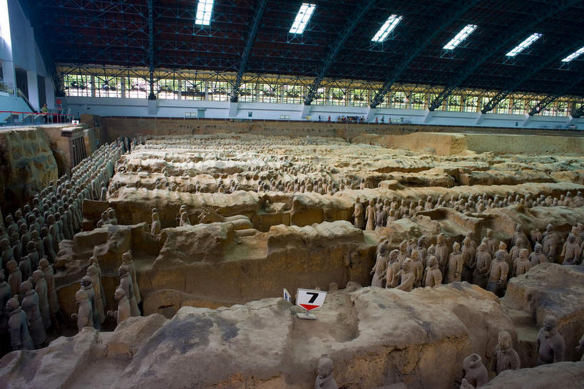 东方人,无人,站,横图,俯视,室内,白天,旅游,度假,安全,成功,合作,团队,集体,信心,名胜古迹,标志建筑,地标,建筑,照明,雕塑,兵马俑,西安,中国,亚洲,一排,许多,士兵,阴影,遗迹,艺术,整齐,装饰,并列,并排,光线,雕刻,雕像,盔甲,影子,建筑群,灯光,防护,很多,许多人,古典,黄种人,古迹,文化,文物,娱乐,建设,队伍,古建筑,顶灯,灯,排列,工艺品,灯具,站着,一群人,享受,休闲,墓地,旅游胜地,放松,古董,纪念,保护,战马,军人,照亮,美术,领导,坟墓,陵墓,古物,照明设备,成就,队列,主题,保险,防御,平行,合伙,领袖,陈列,坟场,古玩,古文明,东亚,陕西,陕西省,军队,西安市,战车,中华人民共和国,省会,铠甲,功能,美学,防具,防卫,西北地区,陕,秦始皇陵兵马俑,八大奇迹,军事博物馆,平安,男人,男性,年轻男性,亚洲人,站立,半身,彩图,高角度拍摄,武装组织,甲胄,陶俑