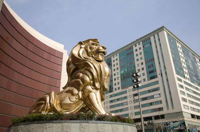 无人,高楼大厦,坐,横图,室外,白天,仰视,度假,游戏,赌博,贪欲,竞争,美景,城市风光,标志建筑,城市,大厦,地标,建筑,摩天大楼,哺乳动物,野生动物,狮子,雕塑,澳门,中国,亚洲,阴影,辟邪,艺术,装饰,光线,雕刻,雕像,影子,景观,玩,文化,娱乐,建设,刺激,蓝色,蓝天,天空,阳光,动物,工艺品,天,祈祷,享受,休闲,健康,金色,景色,放松,许愿,赌场,晴朗,活动,纪念,祈求,美术,发泄,消遣,智力,主题,凶猛,博彩,陈列,东亚,万里无云,一尊,投机,侥幸,欲望,港澳台,中华人民共和国,功能,美学,宣泄,驱邪,祛邪,避邪,澳门特别行政区,澳,守护神,残暴,平安,凶残,晴空,晴空万里,玩耍,嬉戏,坐着,彩图,低角度拍摄,全身,大楼,高层建筑,高楼,摩天楼,铜雕,胜负,输赢,娱乐场,铜狮,铜狮子