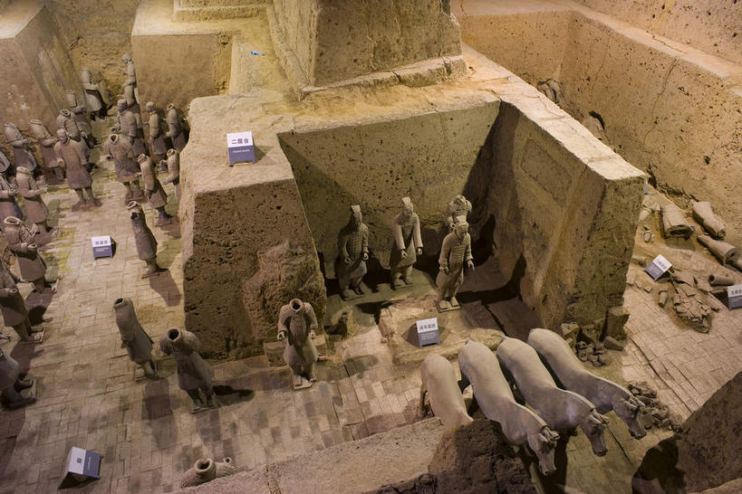 东方人,无人,站,横图,俯视,室内,白天,旅游,度假,安全,成功,合作,团队,集体,信心,名胜古迹,标志建筑,地标,建筑,汽车,马,野生动物,雕塑,兵马俑,西安,中国,亚洲,一排,许多,士兵,遗迹,艺术,整齐,装饰,并列,并排,雕刻,雕像,盔甲,建筑群,防护,很多,许多人,古典,黄种人,古迹,文化,文物,娱乐,建设,队伍,古建筑,车,排列,动物,工艺品,交通工具,站着,一群人,享受,休闲,墓地,旅游胜地,放松,运输,牲畜,古董,纪念,保护,战马,军人,美术,领导,坟墓,陵墓,古物,成就,队列,载具,主题,保险,防御,平行,合伙,领袖,陈列,坟场,古玩,古文明,东亚,陕西,陕西省,军队,西安市,军用车,战车,中华人民共和国,省会,铠甲,功能,美学,防具,防卫,西北地区,陕,秦始皇陵兵马俑,八大奇迹,军事博物馆,平安,男人,男性,年轻男性,亚洲人,站立,半身,彩图,高角度拍摄,武装组织,甲胄,陶俑