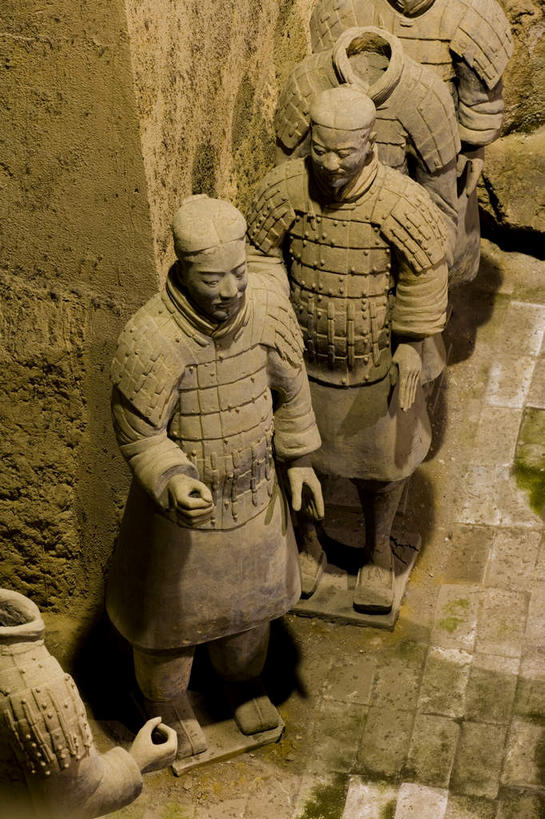 东方人,无人,四个人,站,竖图,俯视,室内,白天,旅游,度假,安全,成功,合作,团队,集体,信心,名胜古迹,标志建筑,地标,建筑,雕塑,兵马俑,西安,中国,亚洲,一排,许多,士兵,遗迹,艺术,整齐,装饰,并列,并排,雕刻,雕像,盔甲,建筑群,防护,很多,古典,黄种人,古迹,文化,文物,娱乐,建设,队伍,古建筑,排列,工艺品,站着,享受,休闲,墓地,旅游胜地,放松,古董,纪念,保护,战马,军人,美术,领导,坟墓,陵墓,古物,成就,队列,主题,保险,防御,平行,合伙,领袖,陈列,坟场,古玩,古文明,东亚,陕西,陕西省,军队,西安市,战车,中华人民共和国,省会,铠甲,功能,美学,防具,防卫,西北地区,陕,秦始皇陵兵马俑,八大奇迹,军事博物馆,平安,男人,男性,年轻男性,亚洲人,站立,半身,彩图,高角度拍摄,武装组织,甲胄,陶俑