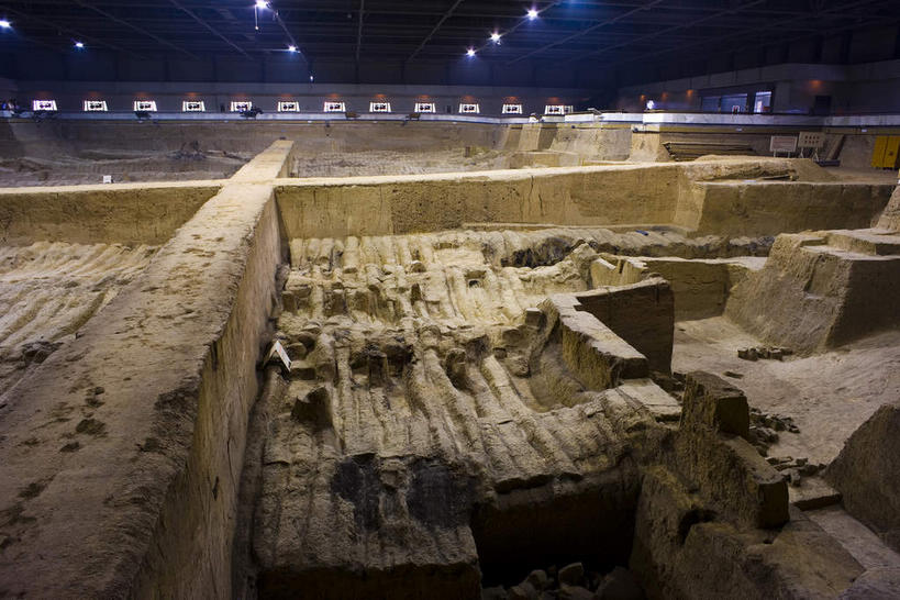 无人,横图,俯视,室内,白天,旅游,度假,成功,合作,团队,集体,信心,名胜古迹,标志建筑,地标,建筑,雕塑,兵马俑,西安,中国,亚洲,士兵,遗迹,艺术,装饰,雕刻,雕像,泥土,土壤,建筑群,古典,古迹,文化,文物,娱乐,建设,队伍,古建筑,工艺品,享受,休闲,墓地,旅游胜地,放松,古董,纪念,战马,军人,美术,粘土,领导,坟墓,陵墓,古物,成就,矿物,主题,合伙,领袖,陈列,坟场,古玩,古文明,东亚,陕西,陕西省,军队,西安市,战车,中华人民共和国,省会,功能,美学,西北地区,陕,秦始皇陵兵马俑,八大奇迹,军事博物馆,彩图,高角度拍摄,黏土,武装组织,陶俑