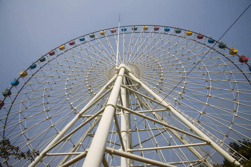 无人,公园,游乐园,横图,室外,白天,仰视,度假,游戏,美景,植物,城市风光,城市,游乐场,中国,亚洲,阴影,光线,影子,景观,摩天轮,玩,娱乐,山东,树,树木,蓝色,绿色,蓝天,天空,阳光,自然,天,享受,休闲,景色,放松,游乐设施,生长,晴朗,成长,活动,发泄,消遣,智力,东亚,山东省,济南,万里无云,费里斯大转轮,中华人民共和国,华东地区,省会,宣泄,鲁,乐园,济南市,主题公园,游艺设施,历城区,晴空,晴空万里,玩耍,嬉戏,彩图,低角度拍摄,人造公园,主题乐园,大明湖公园,泉城明珠,中国第一泉水湖