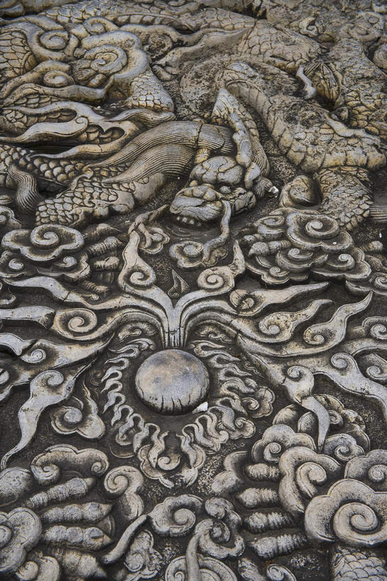 无人,寺庙,竖图,俯视,室外,白天,旅游,度假,绘画,成功,名胜古迹,标志建筑,地标,建筑,雕塑,孔庙,中国,亚洲,节日,遗迹,艺术,装饰,龙,雕刻,雕像,浮雕,古迹,文化,文物,娱乐,建设,古建筑,山东,工艺品,庙宇,祈祷,享受,休闲,健康,旅游胜地,放松,许愿,宗教,佛教,信仰,纪念,祈求,美术,高贵,主题,图腾,传说,陈列,古文明,东亚,曲阜,曲阜市,山东省,中华人民共和国,华东地区,功能,美学,祥瑞,鲁,灵兽,权势,尊荣,释教,平安,幸运,画画,半身,彩图,高角度拍摄,庙,寺,本庙,浅浮雕