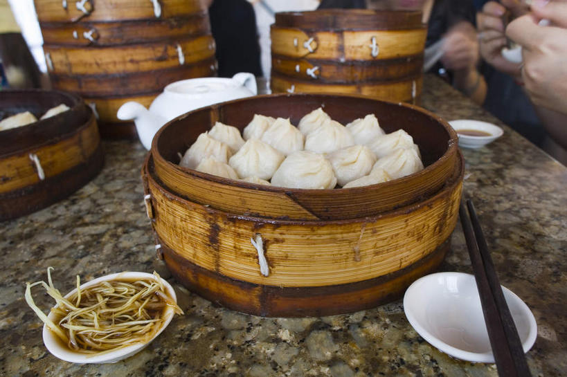 点心,蒸笼,东方人,手,两个人,吃,横图,俯视,室内,白天,烹饪,筷子,桌面,桌子,餐具,厨具,亚洲,握,竹制,朦胧,模糊,碟子,盘,勺子,陶瓷,大理石,醋,调料,料理,食品,包子,面点,陶瓷制品,调味品,拿,调味料,拿着,黄种人,文化,传统,美食,食物,盘子,调羹,碟,汤匙,小笼包,手部,中式,握着,礼节,竹制品,笼屉,礼仪,烹饪用具,食醋,大理石制品,苦酒,醯,男人,男性,女人,女性,中年男性,中年女性,亚洲人,进餐用具,烹调用具,嚼,烹调,食,半身,彩图,高角度拍摄,羹匙