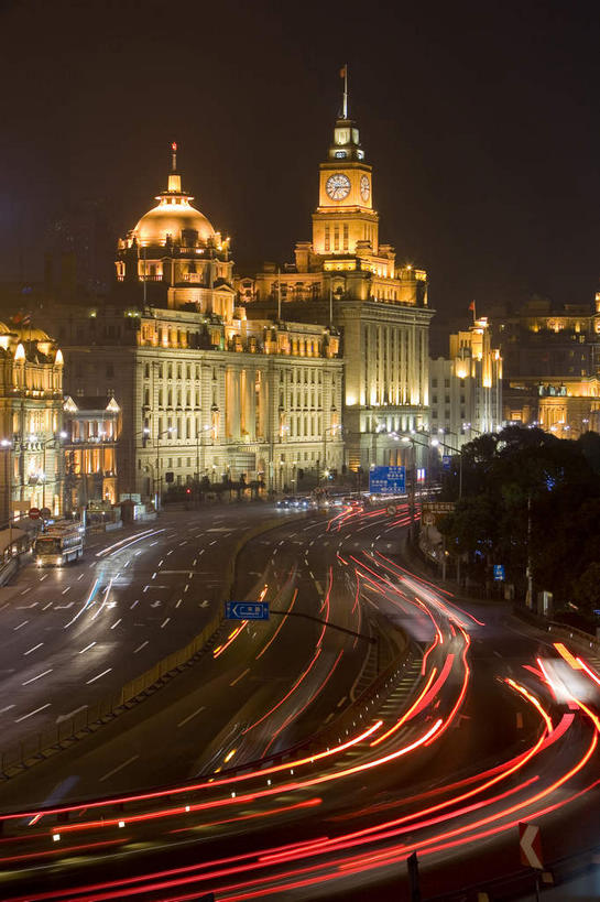 无人,高楼大厦,竖图,俯视,室外,夜晚,长时间曝光,度假,河流,美景,水,植物,城市风光,标志建筑,城市,大厦,道路,地标,建筑,路,路灯,摩天大楼,夜景,公路,照明,上海,中国,亚洲,阴影,光线,影子,河水,景观,水流,灯光,交通,娱乐,建设,黄浦江,灯,树,树木,绿色,天空,自然,外滩,天,享受,休闲,景色,放松,生长,成长,照亮,申,照明设备,曝光,黄浦区,东亚,浦东发展银行大楼,上海海关大楼,海关大楼,中山东一路,上海市,中华人民共和国,沪,华东地区,马路,彩图,高角度拍摄,大楼,高层建筑,高楼,摩天楼,黄埔滩,上海外滩,外黄埔滩