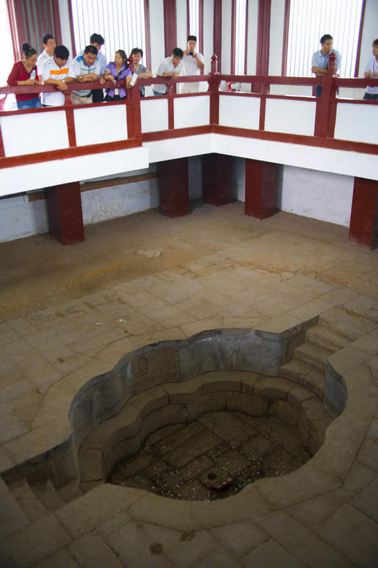 东方人,栏杆,站,竖图,室内,白天,正面,旅游,度假,名胜古迹,标志建筑,地标,建筑,西安,中国,亚洲,服装,遗迹,墙,围栏,许多人,注视,休闲装,黄种人,古迹,文物,娱乐,建设,古建筑,护栏,墙壁,墙面,衣服,观察,看,站着,一群人,享受,休闲,休闲服,旅游胜地,放松,服饰,观看,察看,关注,古文明,东亚,陕西,陕西省,华清宫,华清池,西安市,临潼,骊山,中华人民共和国,省会,西北地区,陕,男人,男性,年轻男性,年轻女性,女人,女性,中年男性,中年女性,亚洲人,站立,半身,彩图,临潼区