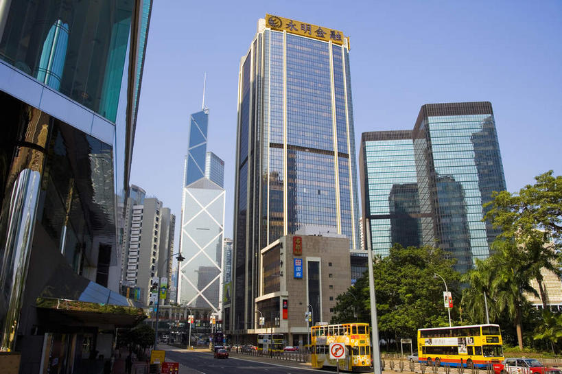 无人,家,高楼大厦,横图,室外,白天,仰视,度假,美景,植物,城市风光,标志建筑,城市,大厦,道路,地标,建筑,路,摩天大楼,公路,公共汽车,棕榈树,叶子,香港,中国,亚洲,阴影,光线,影子,房屋,屋子,景观,公寓,建筑群,巴士,绿叶,公交车,交通,娱乐,建设,洋房,楼房,双层巴士,住宅,车,树,树木,中环,中银大厦,蓝色,绿色,蓝天,天空,阳光,自然,交通工具,天,驾驶,行驶,享受,休闲,嫩叶,景色,放松,生长,晴朗,成长,操纵,港,控制,载具,驾车,东亚,操控,棕榈叶,万里无云,香港岛,香港特别行政区,港澳台,中华人民共和国,把持,双层公共汽车,港岛,花园道,中西区,叶,叶片,晴空,晴空万里,马路,棕树,棕榈,彩图,低角度拍摄,房子,大楼,高层建筑,高楼,摩天楼