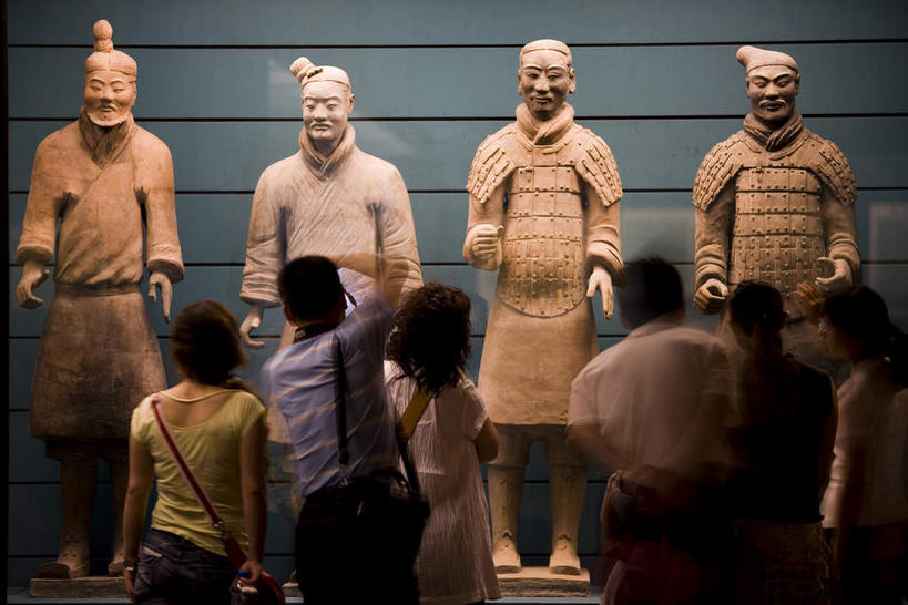 东方人,站,横图,室内,白天,旅游,度假,名胜古迹,标志建筑,地标,建筑,相机,雕塑,兵马俑,西安,中国,亚洲,士兵,行人,游客,游人,握,服装,朦胧,模糊,遗迹,艺术,装饰,雕刻,雕像,建筑群,许多人,古典,拿,拿着,休闲装,黄种人,古迹,文化,文物,娱乐,建设,古建筑,路人,旅客,拍照,背面,衣服,数码相机,工艺品,站着,一群人,享受,休闲,墓地,休闲服,旅游胜地,放松,握着,摄影,服饰,古董,纪念,战马,美术,坟墓,陵墓,古物,主题,陈列,坟场,古玩,古文明,东亚,陕西,陕西省,西安市,战车,中华人民共和国,省会,功能,美学,西北地区,陕,过客,秦始皇陵兵马俑,八大奇迹,军事博物馆,男人,男性,女人,女性,中年男性,中年女性,亚洲人,照相机,站立,半身,彩图,照相,陶俑