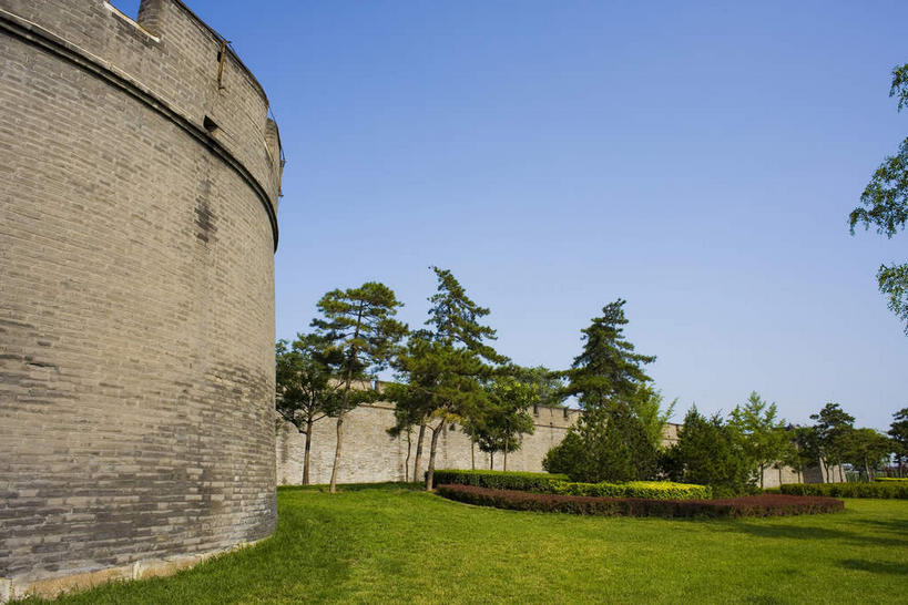 无人,横图,室外,白天,正面,旅游,度假,建材,草地,草坪,植物,标志建筑,地标,建筑,北京,中国,亚洲,阴影,光线,材料,影子,砖,砖块,墙,首都,娱乐,建设,城墙,墙壁,墙面,草,树,树木,蓝色,绿色,蓝天,天空,阳光,自然,天,享受,休闲,砖头,旅游胜地,放松,建造,城楼,生长,晴朗,成长,坚硬,防御,东亚,万里无云,中华人民共和国,北京市,京,北平,华北地区,门楼,丰台区,坚固,石料,晴空,晴空万里,彩图,永定河,砌墙砖,卢沟桥,芦沟桥