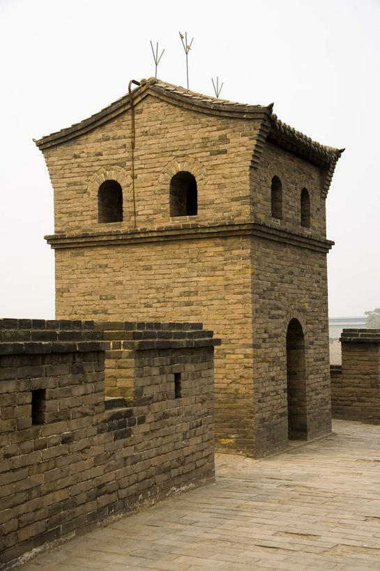 无人,竖图,室外,白天,正面,旅游,度假,建材,名胜古迹,标志建筑,道路,地标,建筑,路,平遥,中国,亚洲,阴影,遗迹,光线,材料,瓦片,影子,砖,砖块,墙,屋檐,小路,交通,古迹,文物,娱乐,建设,城墙,古建筑,檐,墙壁,墙面,天空,阳光,天,享受,休闲,砖头,旅游胜地,放松,建造,城楼,坚硬,防御,古文明,东亚,山西,山西省,中华人民共和国,华北地区,门楼,晋,晋中,晋中市,坚固,平遥县,石料,彩图,砌墙砖,平遥古城,平遥古镇