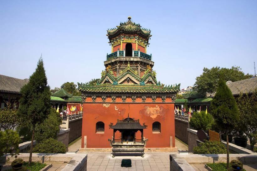 无人,公园,寺庙,横图,室外,白天,正面,旅游,度假,名胜古迹,植物,标志建筑,地标,建筑,中国,亚洲,阴影,节日,遗迹,光线,瓦片,影子,墙,屋顶,屋檐,塔,燃烧,顶棚,古迹,文化,文物,娱乐,建设,古建筑,檐,墙壁,墙面,树,树木,红色,蓝色,绿色,蓝天,天空,阳光,自然,香火,庙宇,天,祈祷,享受,休闲,健康,旅游胜地,放松,许愿,宗教,信仰,生长,晴朗,成长,纪念,祈求,开封,古文明,东亚,万里无云,中华人民共和国,河南,河南省,豫,华中地区,开封市,平安,晴空,晴空万里,彩图,庙,寺,龙亭区,清明上河园