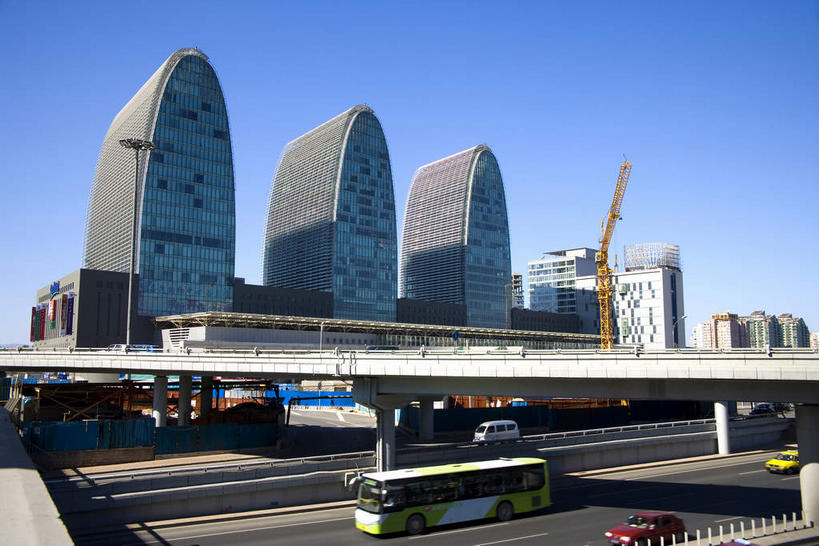 无人,高楼大厦,栏杆,横图,室外,白天,正面,度假,技术,美景,窗户,落地窗,城市风光,城市,大厦,道路,建筑,路,路灯,摩天大楼,公路,公共汽车,照明,北京,中国,亚洲,一排,许多,阴影,整齐,并列,并排,光线,影子,景观,围栏,灯光,分界线,巴士,停车线,公交车,交通,首都,很多,娱乐,设备,建设,护栏,玻璃窗,车,灯,排列,施工,蓝色,蓝天,天空,阳光,交通工具,轿车,天,享受,休闲,机械,起重机,景色,放松,晴朗,吊机,车行道,车行道分界线,照亮,工程,照明设备,队列,载具,标线,平行,玻璃幕墙,东亚,车行线,万里无云,中华人民共和国,北京市,京,北平,华北地区,晴空,晴空万里,马路,彩图,大楼,高层建筑,高楼,摩天楼,西直门,嘉茂购物中心,西环广场