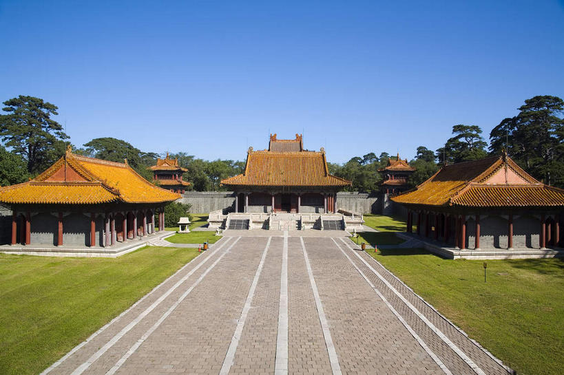 无人,横图,室外,白天,正面,旅游,度假,草地,草坪,名胜古迹,植物,楼梯,标志建筑,道路,地标,建筑,路,中国,亚洲,许多,阴影,遗迹,光线,影子,柱子,阶梯,墙,屋顶,小路,交通,很多,顶棚,古迹,文物,娱乐,建设,古建筑,墙壁,墙面,石板路,台阶,草,树,树木,黄色,蓝色,绿色,蓝天,天空,阳光,自然,天,享受,休闲,墓地,旅游胜地,放松,生长,晴朗,成长,坟墓,陵墓,坟场,古文明,东亚,辽宁,辽宁省,沈阳,万里无云,中华人民共和国,省会,沈阳市,辽,东北地区,晴空,晴空万里,彩图,北陵,清昭陵,昭陵