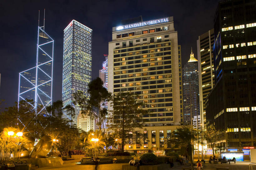 无人,银行,高楼大厦,横图,室外,夜晚,仰视,度假,美景,植物,窗户,落地窗,城市风光,城市,大厦,道路,建筑,路,路灯,摩天大楼,夜景,公路,照明,香港,中国,亚洲,一排,许多,阴影,整齐,并列,并排,光线,影子,景观,灯光,交通,很多,娱乐,建设,玻璃窗,灯,树,树木,维多利亚港,中环,排列,绿色,自然,享受,休闲,景色,放松,金融,理财,生长,经济,成长,照亮,港,资金,照明设备,队列,平行,流通,玻璃幕墙,贸易,中国银行,东亚,新界,九龙,维多利亚湾,尖沙咀,香港岛,香港特别行政区,港澳台,中华人民共和国,九龙半岛,沙田区,港岛,沙田,维港,油尖旺区,中西区,尖沙嘴,马路,彩图,低角度拍摄,大楼,高层建筑,高楼,摩天楼,皇后大道,机构,金融机构,商业银行,汇丰银行大楼,香港汇丰总行大厦