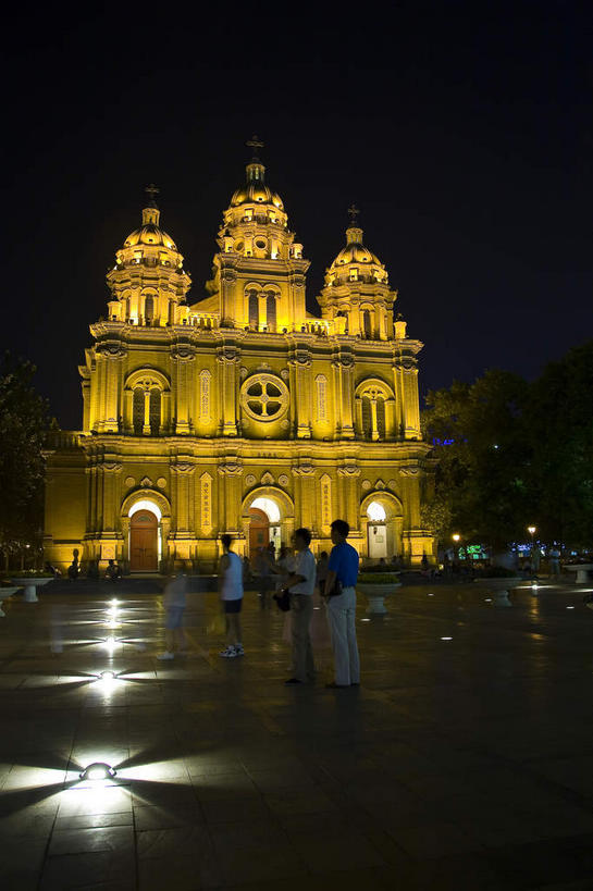 无人,家,教堂,竖图,室外,夜晚,正面,旅游,度假,名胜古迹,标志建筑,道路,地标,建筑,路,路灯,照明,北京,中国,亚洲,一排,许多,阴影,节日,遗迹,整齐,并列,并排,时间,光线,时钟,影子,房屋,屋子,小路,钟楼,灯光,交通,首都,很多,计时,古迹,文化,文物,娱乐,建设,古建筑,楼房,住宅,灯,排列,钟表,王府井,祈祷,享受,休闲,健康,表,旅游胜地,放松,许愿,宗教,信仰,纪念,祈求,照亮,照明设备,队列,平行,信念,古文明,东亚,中华人民共和国,东城区,北京市,京,北平,华北地区,塔钟,王府井大街,平安,钟,彩图,房子,大教堂,礼拜堂,东堂,王府井天主堂