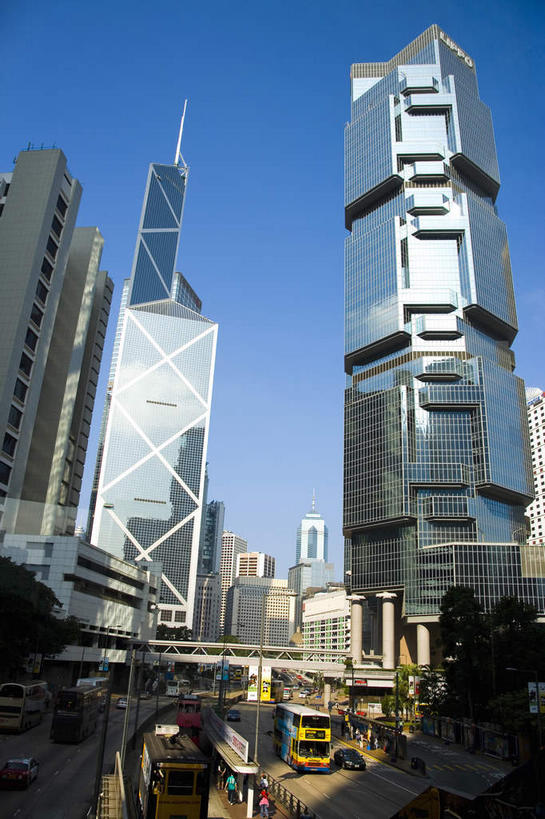 无人,家,高楼大厦,竖图,室外,白天,仰视,旅游,度假,植物,窗户,落地窗,标志建筑,大厦,地标,建筑,摩天大楼,香港,中国,亚洲,一排,许多,阴影,整齐,并列,并排,光线,影子,房屋,屋子,很多,娱乐,建设,楼房,玻璃窗,住宅,树,树木,中环,排列,绿色,阳光,自然,享受,休闲,旅游胜地,放松,生长,成长,港,队列,平行,玻璃幕墙,东亚,香港岛,香港特别行政区,港澳台,中华人民共和国,港岛,中西区,彩图,低角度拍摄,房子,大楼,高层建筑,高楼,摩天楼,皇后大道,汇丰银行大楼,香港汇丰总行大厦