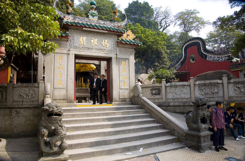 无人,寺庙,栏杆,横图,室外,白天,正面,旅游,度假,名胜古迹,植物,楼梯,门,标志建筑,地标,建筑,澳门,中国,亚洲,阴影,节日,遗迹,光线,扶手,瓦片,影子,阶梯,屋顶,屋檐,燃烧,顶棚,古迹,文化,文物,娱乐,建设,古建筑,护栏,檐,台阶,树,树木,绿色,天空,阳光,自然,香火,门框,庙宇,天,祈祷,享受,休闲,健康,旅游胜地,放松,许愿,宗教,信仰,生长,成长,纪念,祈求,古文明,东亚,妈祖阁,妈阁庙,港澳台,中华人民共和国,澳门特别行政区,澳,平安,彩图,庙,寺