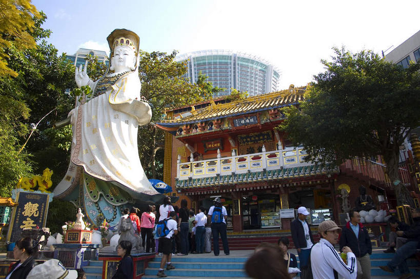 东方人,公园,寺庙,栏杆,站,走,横图,室外,白天,仰视,旅游,度假,名胜古迹,植物,标志建筑,地标,建筑,雕塑,香港,中国,亚洲,行人,游客,游人,阴影,服装,节日,遗迹,艺术,装饰,光线,雕刻,雕像,瓦片,影子,屋檐,云,云朵,围栏,许多人,燃烧,云彩,黄种人,古迹,文化,文物,娱乐,建设,古建筑,护栏,檐,路人,旅客,树,树木,衣服,蓝色,绿色,白云,蓝天,天空,阳光,自然,香火,工艺品,庙宇,天,祈祷,站着,一群人,享受,休闲,健康,旅游胜地,放松,许愿,宗教,服饰,信仰,生长,晴朗,成长,纪念,祈求,美术,港,衣着,穿着,主题,陈列,古文明,东亚,浅水湾,香港特别行政区,港澳台,中华人民共和国,功能,美学,衣饰,过客,香港浅水湾,平安,男人,男性,年轻男性,年轻女性,女人,女性,亚洲人,晴空,步行,散步,站立,走路,半身,彩图,低角度拍摄,庙,寺,镇海楼,香港镇海楼,镇海楼公园