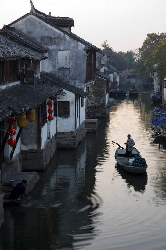 无人,竖图,室外,白天,正面,旅游,度假,河流,名胜古迹,水,植物,标志建筑,地标,建筑,船,周庄,中国,亚洲,一艘,阴影,波纹,飞溅,遗迹,溅,光线,瓦片,液体,影子,屋顶,屋檐,河水,水滴,水流,木船,顶棚,古迹,文物,娱乐,建设,古建筑,江苏,檐,水珠,树,树木,绿色,倒影,水纹,天空,阳光,自然,船尾波,交通工具,波浪,天,享受,休闲,旅游胜地,放松,生长,成长,倒映,舟,喷洒,载具,古文明,东亚,江苏省,昆山,昆山市,周庄镇,中华人民共和国,华东地区,苏,中国第一水乡,反照,鹿城,贞丰里,彩图