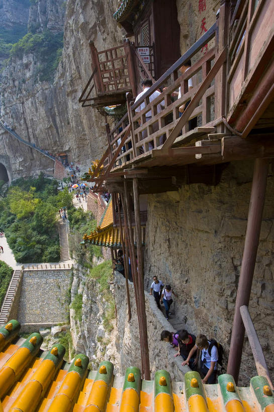 无人,寺庙,栏杆,竖图,室外,白天,正面,旅游,度假,石头,名胜古迹,山,山脉,标志建筑,地标,建筑,大同,恒山,中国,亚洲,阴影,节日,遗迹,光线,石子,影子,柱子,山峰,悬崖,围栏,山峦,燃烧,古迹,文化,文物,娱乐,建设,古建筑,护栏,阳光,香火,庙宇,群山,祈祷,享受,休闲,健康,旅游胜地,放松,许愿,宗教,信仰,纪念,祈求,古文明,东亚,山西,山西省,中华人民共和国,华北地区,绝壁,晋,大同市,五岳,平安,石块,岩石,彩图,庙,寺,北岳,北岳恒山,浑源县,玄空寺,悬空寺