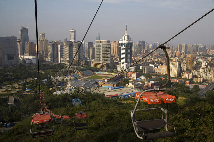无人,家,高楼大厦,横图,俯视,航拍,室外,白天,度假,美景,植物,城市风光,城市,大厦,建筑,摩天大楼,大连,中国,亚洲,阴影,光线,影子,房屋,屋子,景观,云,云朵,建筑群,云彩,娱乐,建设,楼房,住宅,缆车,树,树木,蓝色,绿色,白云,蓝天,天空,阳光,自然,交通工具,天,享受,休闲,景色,放松,生长,晴朗,成长,鸟瞰,东亚,索道,辽宁,辽宁省,大连市,中华人民共和国,辽,东北地区,缆索铁路,晴空,彩图,高角度拍摄,房子,大楼,高层建筑,高楼,摩天楼