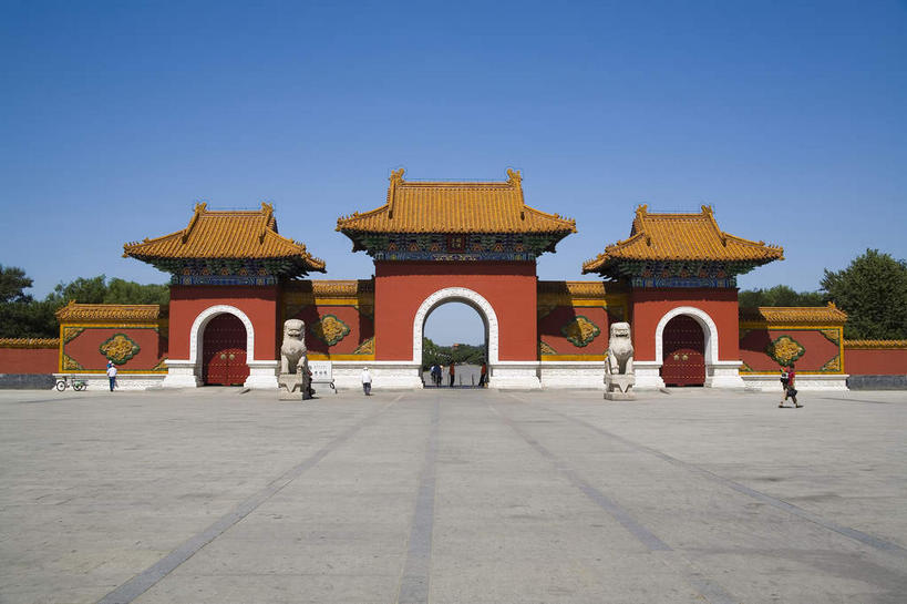 无人,宫殿,横图,室外,白天,正面,旅游,度假,名胜古迹,植物,标志建筑,道路,地标,建筑,路,中国,亚洲,阴影,遗迹,光线,瓦片,影子,墙,屋顶,屋檐,拱门,小路,交通,顶棚,古迹,文物,娱乐,建设,古建筑,檐,墙壁,墙面,树,树木,红色,蓝色,绿色,蓝天,天空,阳光,自然,天,享受,休闲,墓地,旅游胜地,放松,生长,晴朗,成长,坟墓,陵墓,宫廷,坟场,古文明,东亚,辽宁,辽宁省,沈阳,万里无云,中华人民共和国,省会,沈阳市,辽,东北地区,王宫,晴空,晴空万里,彩图,皇宫,东陵,福陵,清福陵