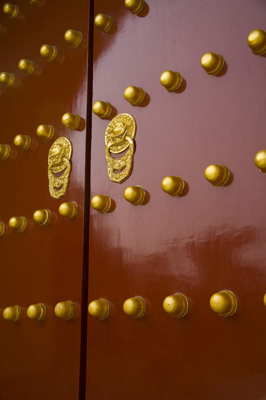 无人,竖图,室外,白天,仰视,门,一排,许多,阴影,整齐,装饰,光线,影子,很多,门环,排列,两个,红色,阳光,门框,金色,华丽,修饰,点缀,队列,衬托,美观,雅致,雅观,彩图,低角度拍摄,加固,门钉