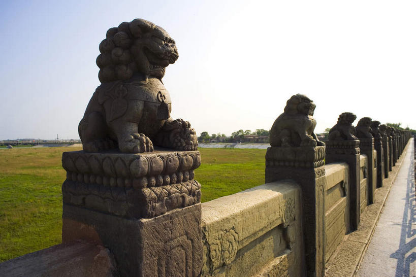 无人,横图,室外,白天,正面,旅游,度假,草地,草坪,石头,植物,标志建筑,地标,建筑,哺乳动物,野生动物,狮子,雕塑,北京,中国,亚洲,一排,许多,阴影,辟邪,艺术,整齐,装饰,光线,雕刻,雕像,石子,影子,天桥,桥,首都,很多,文化,娱乐,建设,石雕,草,树,树木,排列,蓝色,绿色,蓝天,天空,阳光,自然,动物,工艺品,石狮,天,祈祷,享受,休闲,健康,旅游胜地,放松,许愿,生长,晴朗,成长,纪念,人行桥,祈求,美术,队列,主题,凶猛,陈列,东亚,万里无云,中华人民共和国,北京市,京,北平,华北地区,功能,美学,驱邪,祛邪,避邪,丰台区,守护神,残暴,平安,凶残,石块,晴空,晴空万里,彩图,永定河,卢沟桥,芦沟桥