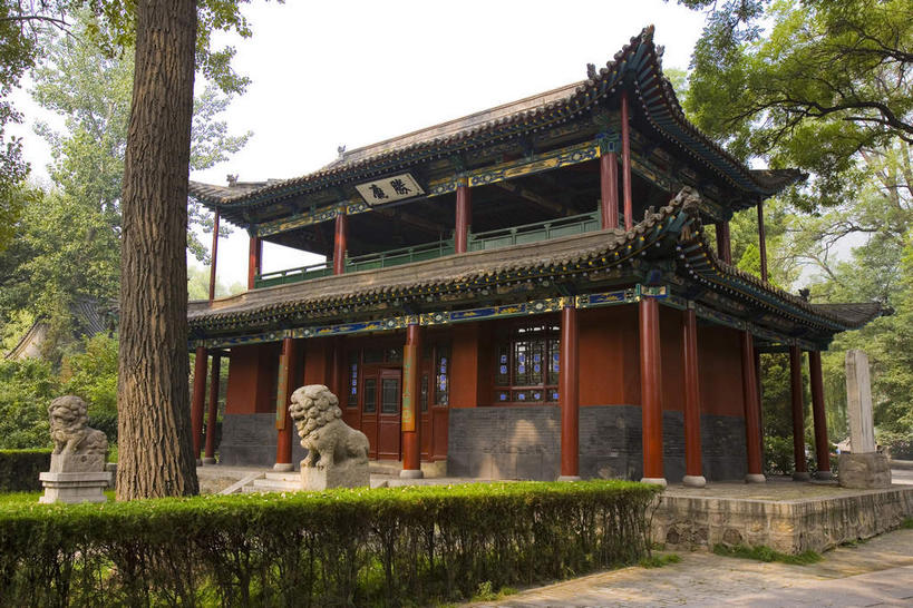 无人,横图,室外,白天,正面,旅游,度假,名胜古迹,植物,窗户,标志建筑,道路,地标,建筑,路,哺乳动物,野生动物,狮子,雕塑,中国,亚洲,吊挂,悬挂,阴影,辟邪,遗迹,艺术,装饰,光线,标志,雕刻,雕像,牌匾,瓦片,文字,影子,字符,墙,屋檐,小路,交通,挂,古迹,文化,文物,娱乐,标识,建设,古建筑,石雕,檐,玻璃窗,墙壁,墙面,石板路,树,树木,两个,绿色,天空,阳光,自然,动物,工艺品,石狮,天,祈祷,享受,休闲,健康,汉字,旅游胜地,放松,许愿,祠堂,生长,成长,纪念,祈求,美术,中文,主题,凶猛,陈列,祠庙,古文明,东亚,山西,山西省,中华人民共和国,华北地区,省会,功能,美学,驱邪,祛邪,避邪,国文,华文,太原,太原市,晋,守护神,残暴,平安,凶残,彩图,晋祠,晋王祠,唐叔虞祠,飞檐