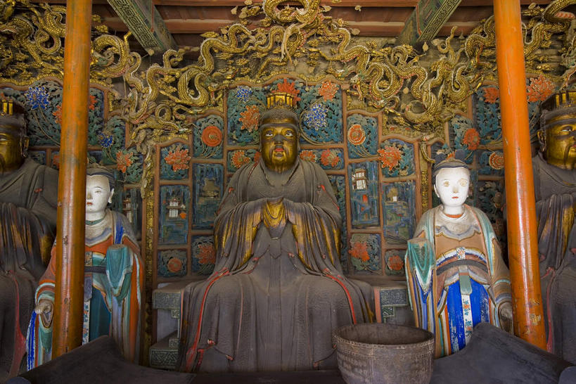 东方人,无人,三个人,寺庙,坐,横图,室内,白天,正面,民族服装,旅游,度假,名胜古迹,标志建筑,地标,建筑,帽子,雕塑,大同,恒山,中国,亚洲,一排,阴影,服装,节日,遗迹,艺术,整齐,装饰,反射,雕刻,雕像,香炉,影子,柱子,燃烧,注视,黄种人,古迹,文化,文物,娱乐,建设,古建筑,排列,衣服,红色,香火,工艺品,庙宇,观察,看,祈祷,享受,休闲,健康,旅游胜地,放松,搭,许愿,宗教,服饰,信仰,观看,纪念,祈求,美术,祭奠,祭祀,察看,衣着,穿着,搭着,队列,关注,主题,祭坛,陈列,古文明,东亚,山西,山西省,中华人民共和国,华北地区,功能,美学,晋,大同市,衣饰,敬拜,五岳,平安,男人,男性,年轻男性,年轻女性,女人,女性,亚洲人,坐着,半身,彩图,传统服装,民俗服,庙,寺,北岳,北岳恒山,浑源县,玄空寺,悬空寺