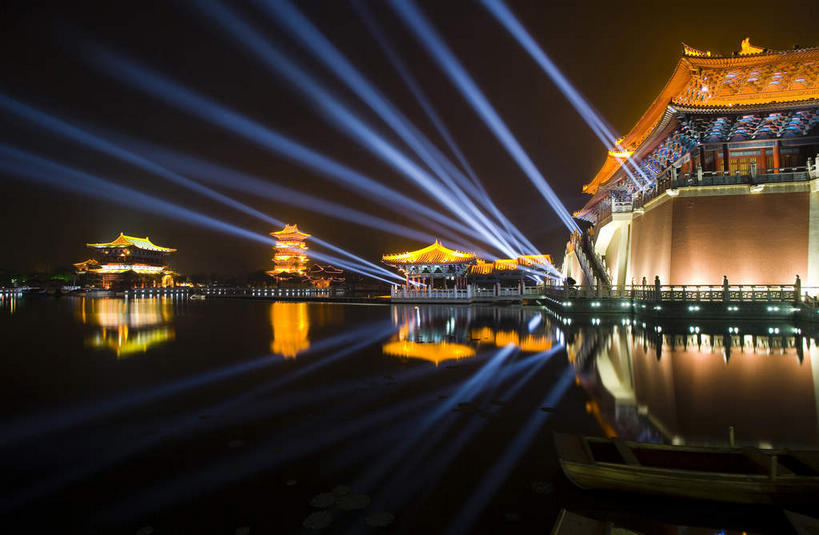 无人,公园,栏杆,横图,彩色,室外,夜晚,正面,旅游,度假,激光,河流,水,楼梯,标志建筑,地标,建筑,霓虹灯,夜景,中国,亚洲,许多,阴影,辐射,光线,扶手,瓦片,影子,柱子,阶梯,墙,屋檐,河水,水流,灯光,七彩,很多,娱乐,光源,建设,护栏,霓虹,檐,墙壁,墙面,台阶,灯,倒影,享受,休闲,旅游胜地,放松,倒映,照明设备,开封,东亚,镭射,中华人民共和国,氖灯,河南,河南省,豫,华中地区,开封市,反照,彩图,莱塞,龙亭区,飞檐,清明上河园