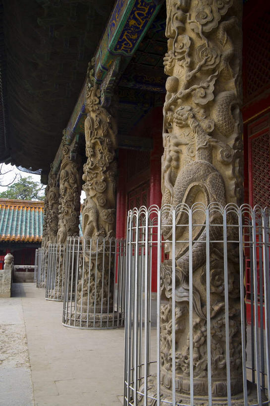 无人,寺庙,栏杆,竖图,室外,白天,正面,旅游,度假,绘画,名胜古迹,标志建筑,地标,建筑,雕塑,孔庙,中国,亚洲,阴影,节日,遗迹,艺术,装饰,反射,雕刻,雕像,浮雕,影子,柱子,围栏,燃烧,古迹,文化,文物,娱乐,建设,古建筑,山东,护栏,香火,工艺品,庙宇,祈祷,享受,休闲,健康,旅游胜地,放松,许愿,宗教,信仰,纪念,祈求,美术,主题,陈列,古文明,东亚,曲阜,曲阜市,山东省,中华人民共和国,华东地区,功能,美学,鲁,平安,画画,彩图,庙,寺,本庙,浅浮雕