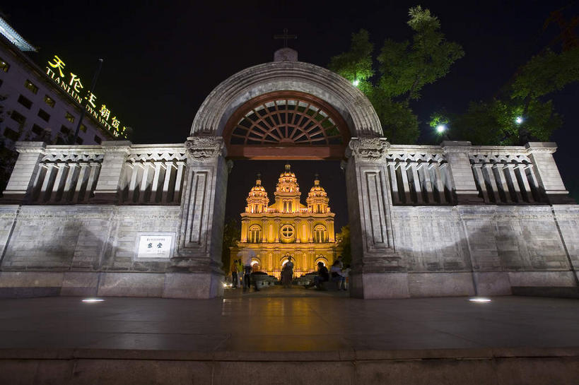 无人,教堂,栏杆,横图,室外,夜晚,仰视,旅游,度假,名胜古迹,植物,标志建筑,道路,地标,建筑,路,路灯,夜景,公路,照明,北京,中国,亚洲,阴影,节日,遗迹,光线,标志,文字,影子,字符,墙,拱门,围栏,灯光,交通,首都,古迹,文化,文物,娱乐,标识,建设,古建筑,护栏,墙壁,墙面,灯,树,树木,绿色,自然,王府井,祈祷,享受,休闲,健康,汉字,旅游胜地,放松,许愿,宗教,信仰,生长,成长,纪念,祈求,照亮,照明设备,中文,信念,古文明,东亚,中华人民共和国,东城区,北京市,京,北平,华北地区,国文,华文,王府井大街,平安,马路,彩图,低角度拍摄,大教堂,礼拜堂,东堂,王府井天主堂