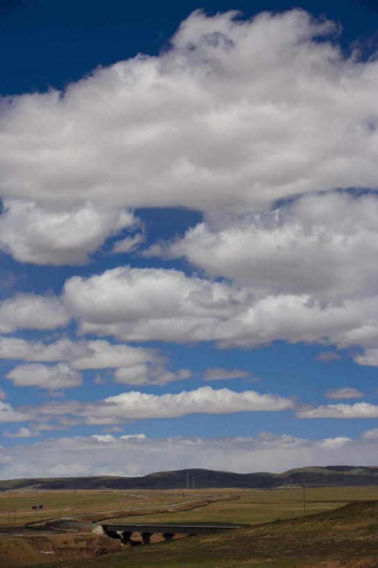 无人,竖图,室外,白天,正面,旅游,度假,石头,美景,山,山脉,植物,中国,亚洲,阴影,枯萎,光线,石子,影子,景观,山峰,云,云朵,天桥,桥,枯草,山峦,云彩,娱乐,西藏,草,黄色,蓝色,白云,蓝天,天空,阳光,自然,群山,天,享受,休闲,景色,放松,晴朗,人行桥,自然风光,藏,东亚,西藏自治区,中华人民共和国,西南地区,喀喇昆仑山脉,石块,晴空,彩图,黑河之山,黑水之山