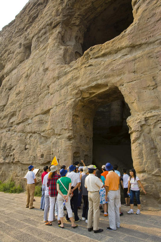 栏杆,站,竖图,室外,白天,正面,旅游,度假,山,山脉,楼梯,标志建筑,地标,建筑,鸟,野生动物,大同,云岗石窟,中国,亚洲,行人,游客,游人,阴影,服装,光线,鸟类,扶手,影子,阶梯,山峰,山峦,许多人,注视,休闲装,娱乐,建设,护栏,路人,旅客,台阶,衣服,阳光,动物,群山,观察,看,站着,一群人,享受,休闲,休闲服,旅游胜地,放松,可爱,服饰,活泼,观看,察看,关注,东亚,山西,山西省,云冈石窟,中华人民共和国,华北地区,晋,大同市,过客,鸫,男人,男性,年轻男性,年轻女性,女人,女性,站立,彩图,全身