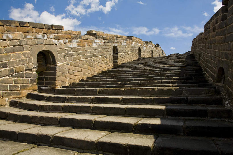 无人,横图,室外,白天,仰视,旅游,度假,名胜古迹,楼梯,标志建筑,地标,建筑,北京,中国,亚洲,阴影,遗迹,光线,影子,阶梯,墙,云,云朵,拱门,首都,云彩,古迹,文物,娱乐,建设,城墙,古建筑,墙壁,墙面,台阶,蓝色,白云,蓝天,天空,阳光,天,享受,休闲,旅游胜地,放松,晴朗,坚硬,防御,古文明,东亚,中华人民共和国,北京市,京,北平,华北地区,密云县,坚固,古北口镇,司马台,司马台长城,司马台村,晴空,彩图,低角度拍摄,密云