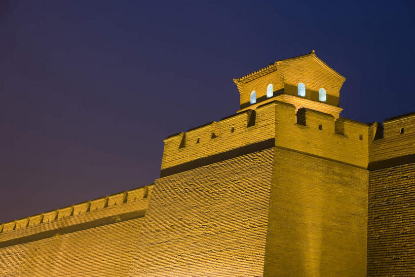 无人,横图,室外,夜晚,仰视,旅游,度假,建材,名胜古迹,标志建筑,地标,建筑,平遥,中国,亚洲,阴影,遗迹,光线,纹路,材料,瓦片,纹理,影子,砖,砖块,墙,屋檐,灯光,古迹,文物,娱乐,建设,城墙,古建筑,檐,墙壁,墙面,享受,休闲,砖头,旅游胜地,放松,建造,坚硬,防御,古文明,东亚,山西,山西省,肌理,中华人民共和国,华北地区,晋,晋中,晋中市,坚固,平遥县,石料,彩图,低角度拍摄,砌墙砖,平遥古城,平遥古镇