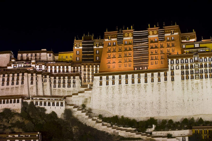 无人,宫殿,横图,室外,夜晚,仰视,旅游,度假,名胜古迹,植物,标志建筑,地标,建筑,布达拉宫,中国,亚洲,阴影,节日,遗迹,光线,影子,墙,建筑群,灯光,古迹,文化,文物,娱乐,建设,古建筑,拉萨,西藏,墙壁,墙面,树,树木,红色,绿色,白色,自然,祈祷,享受,休闲,健康,旅游胜地,放松,许愿,宗教,佛教,信仰,生长,成长,纪念,祈求,藏,古文明,东亚,西藏自治区,首府,中华人民共和国,西南地区,拉萨市,释教,第二普陀山,平安,彩图,低角度拍摄