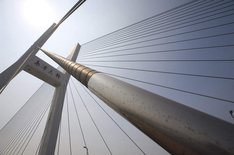 无人,横图,室外,白天,仰视,旅游,度假,标志建筑,大桥,地标,建筑,桥梁,上海,中国,亚洲,一排,许多,阴影,整齐,光线,影子,柱子,云,云朵,斜拉桥,桥,很多,云彩,娱乐,建设,黄浦江,浦东,排列,蓝色,白云,蓝天,天空,阳光,绳子,天,享受,休闲,旅游胜地,放松,晴朗,绳索,申,队列,南浦大桥,缆绳,黄浦区,浦东新区,东亚,上海市,中华人民共和国,沪,华东地区,斜张桥,晴空,彩图,低角度拍摄,春申江